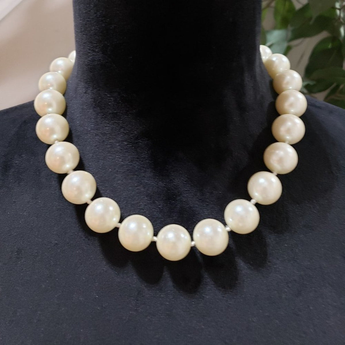 Womens Fashion Faux Pearl Beaded Statement Choker Necklace with Lobster Clasp
