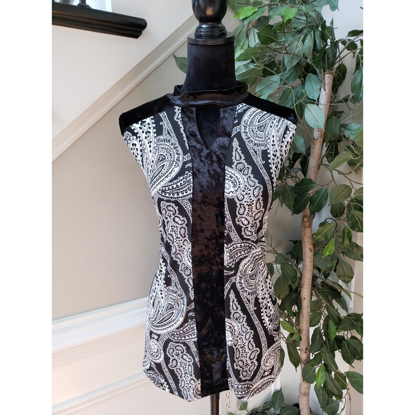 Adele & May Blouse Top Womens XL White Black Paisley Velour Trim Keyhole Neck