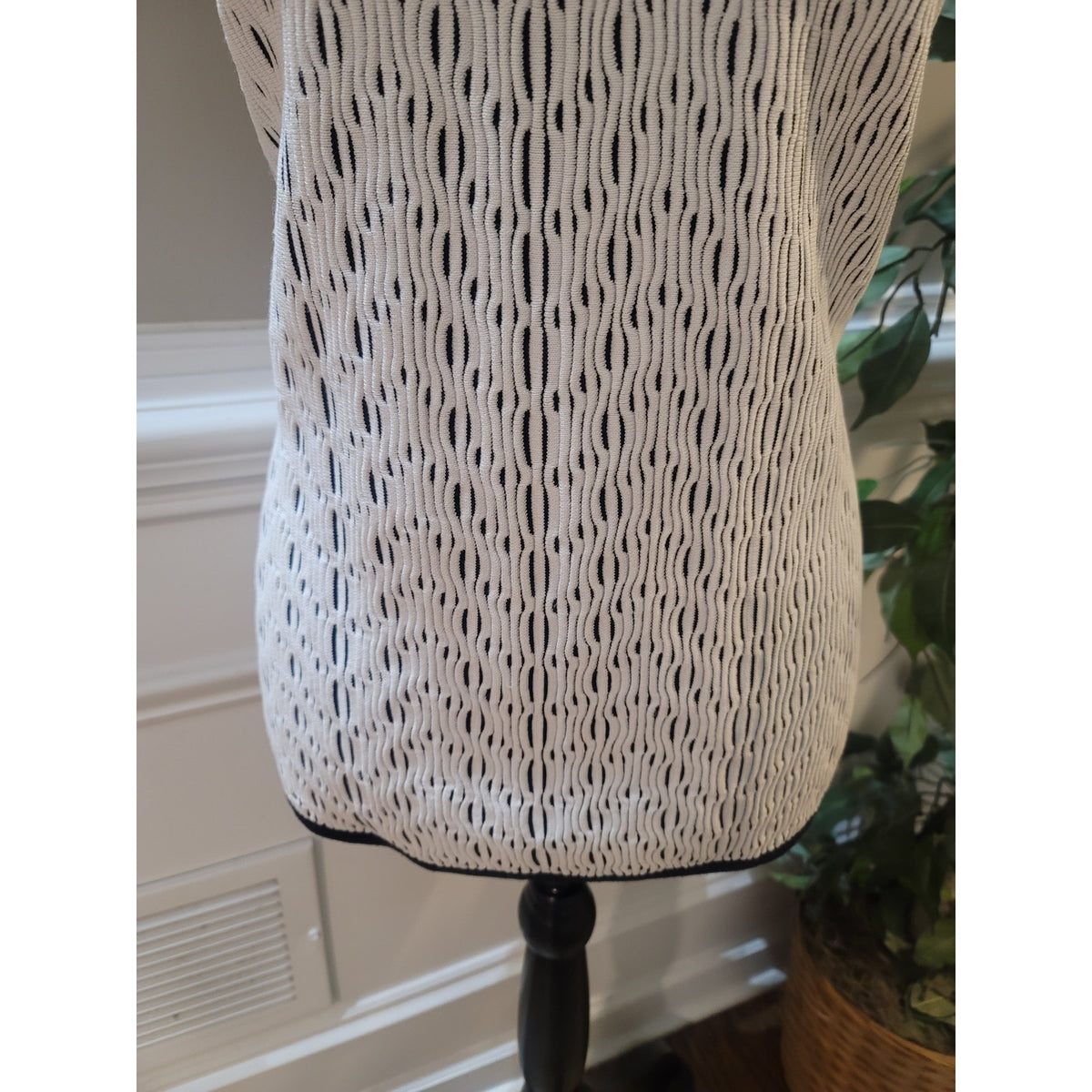 WHBM Sweater Tank Women's SZ XL White/Black Geometric Crew Neck Back Zipper