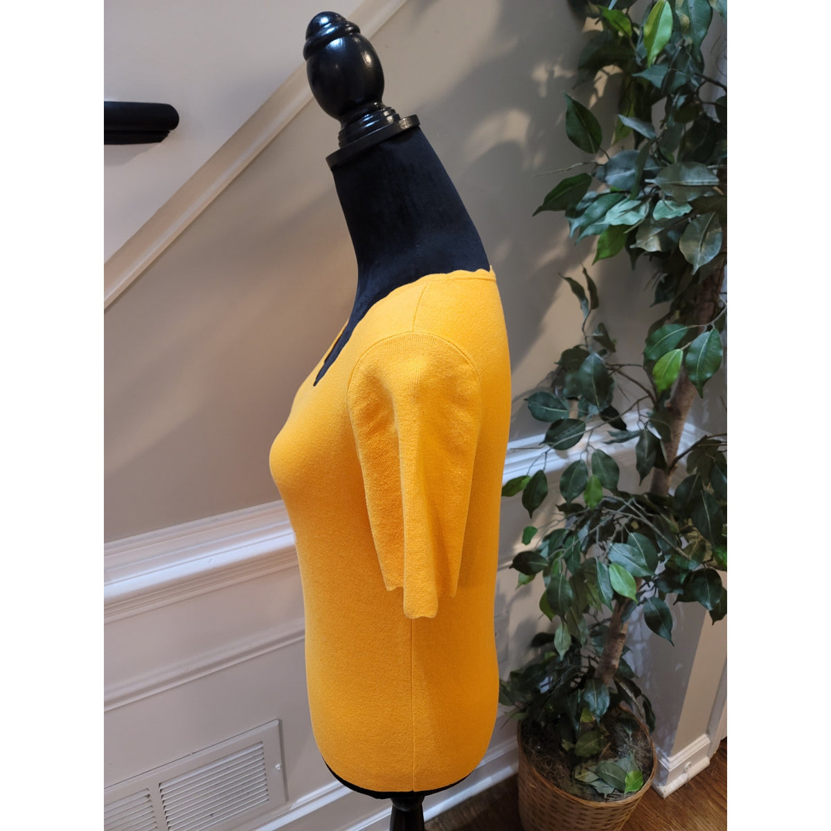 Ann Taylor Blouse Top Women's Large Yellow Scallop Trim Scoop Neck Short Sleeves