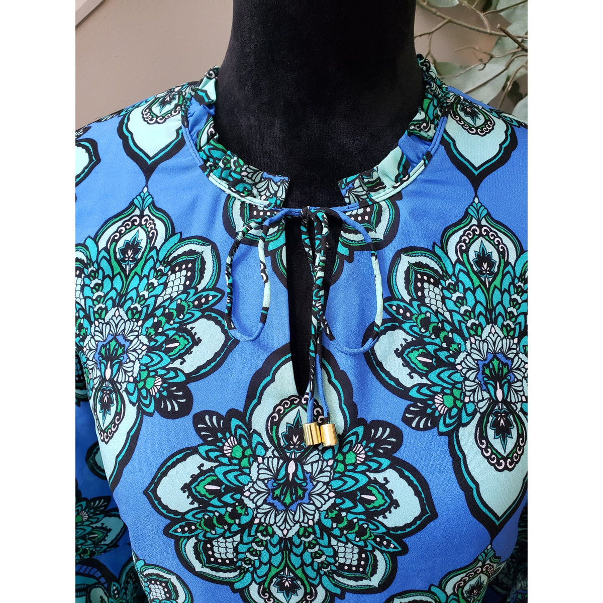 Kaari Shift Dress Women's Size Large Blue & Green Geometric V-Neck Long Sleeve