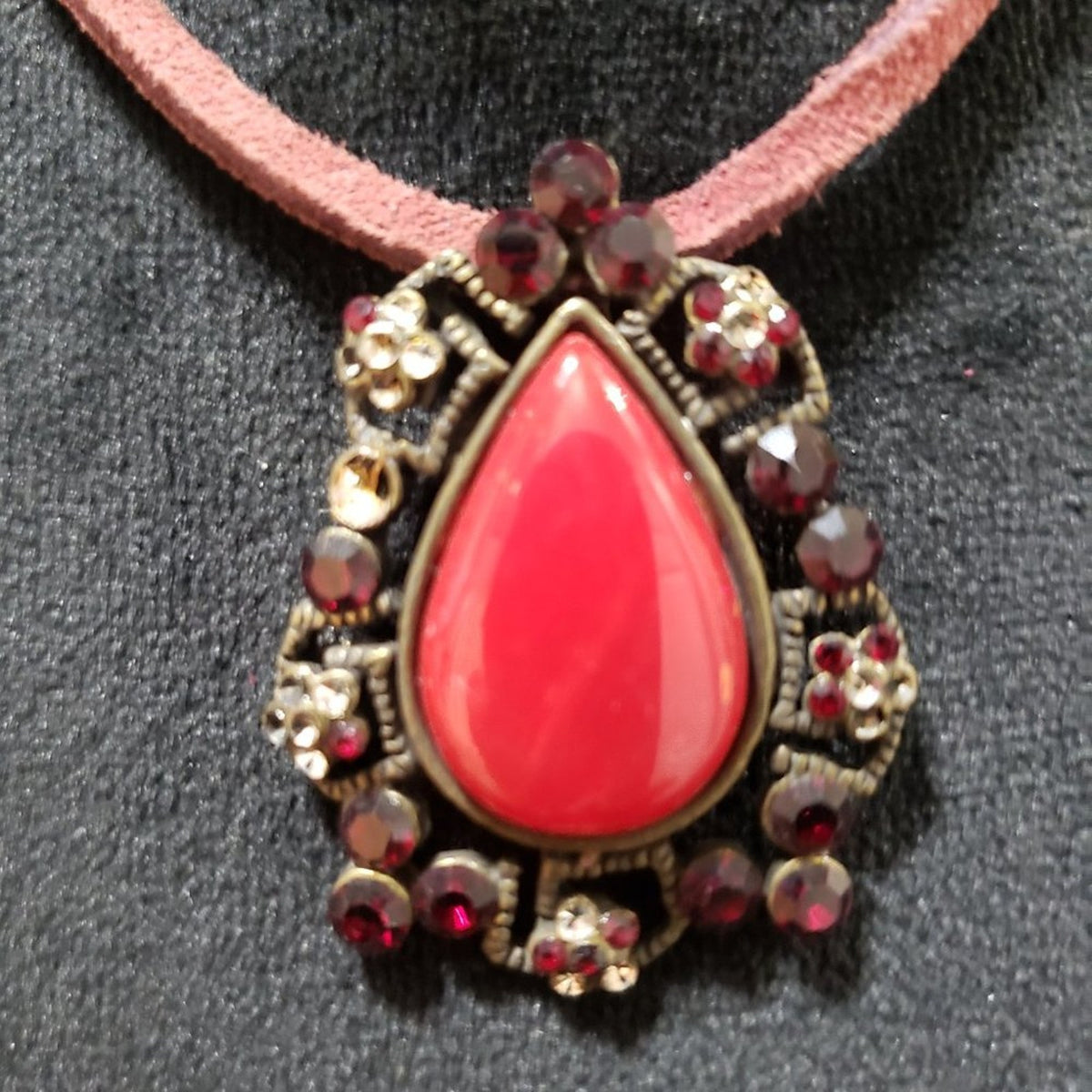 Women Fashion Faceted Rhinestones Big Gem Pendant Collar Necklace with Lobster