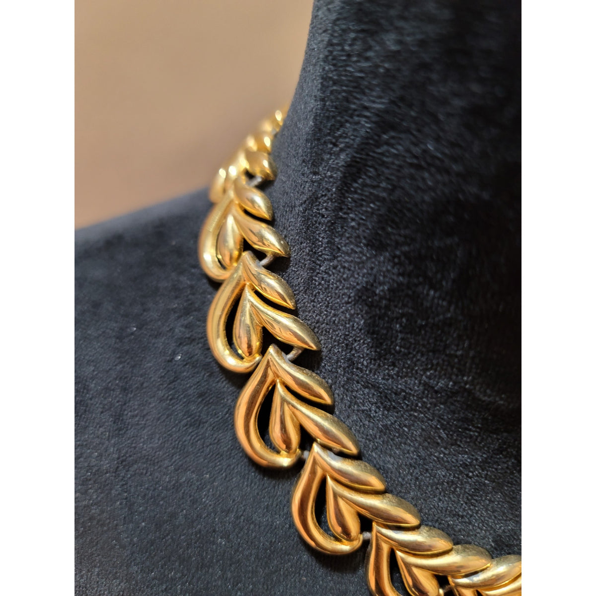 Women's Gold Leaf Link Statement Necklace Elegant Vintage Style Jewelry Design