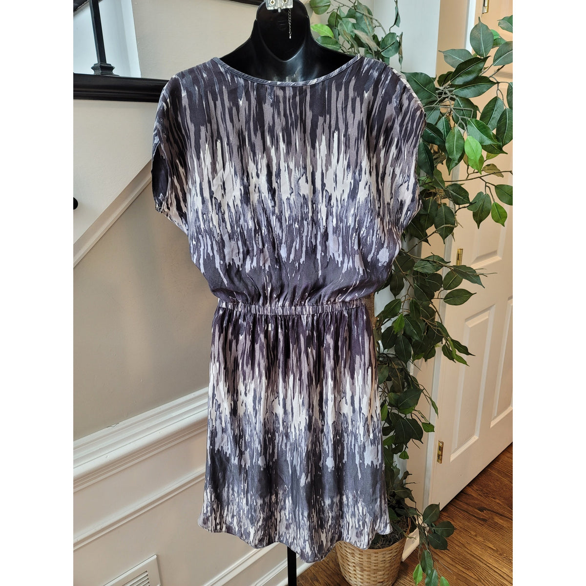 Express Dress Women S-P Black White Printed V Neck Short Sleeve Casual