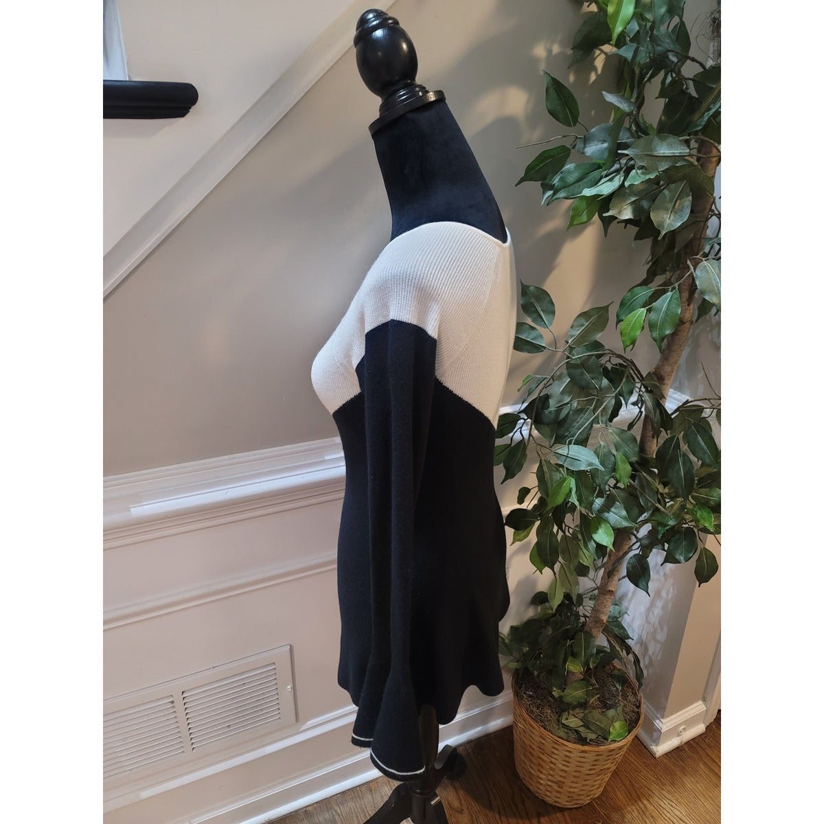 Ann Taylor Skater Sweater Women's Small White/Black Colorblock Ribbed Bell Cuff