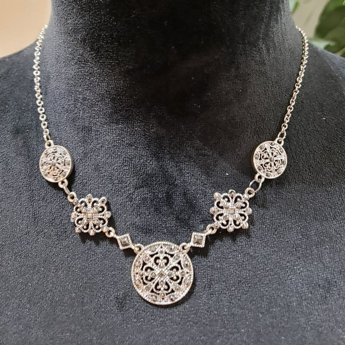 Womens Fashion Silver Coin Pendant Decorative Collar Necklace with Lobster Clasp