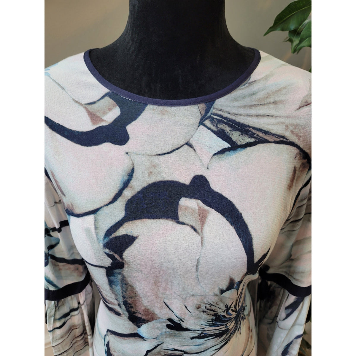Karen Kane Top M White Navy Floral Crew Flared Sleeve Keyhole Back Casual Party