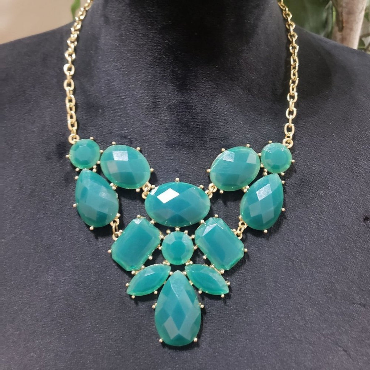 Womens Fashion Green Color Faceted Rhinestones Statement Necklace with Lobster