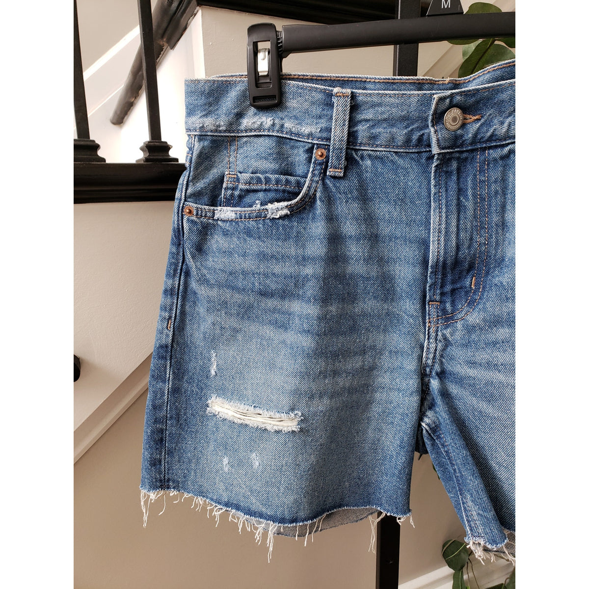 Old Navy Cut Off Shorts Women 4 Blue Denim Distressed High Rise Slouchy Straight
