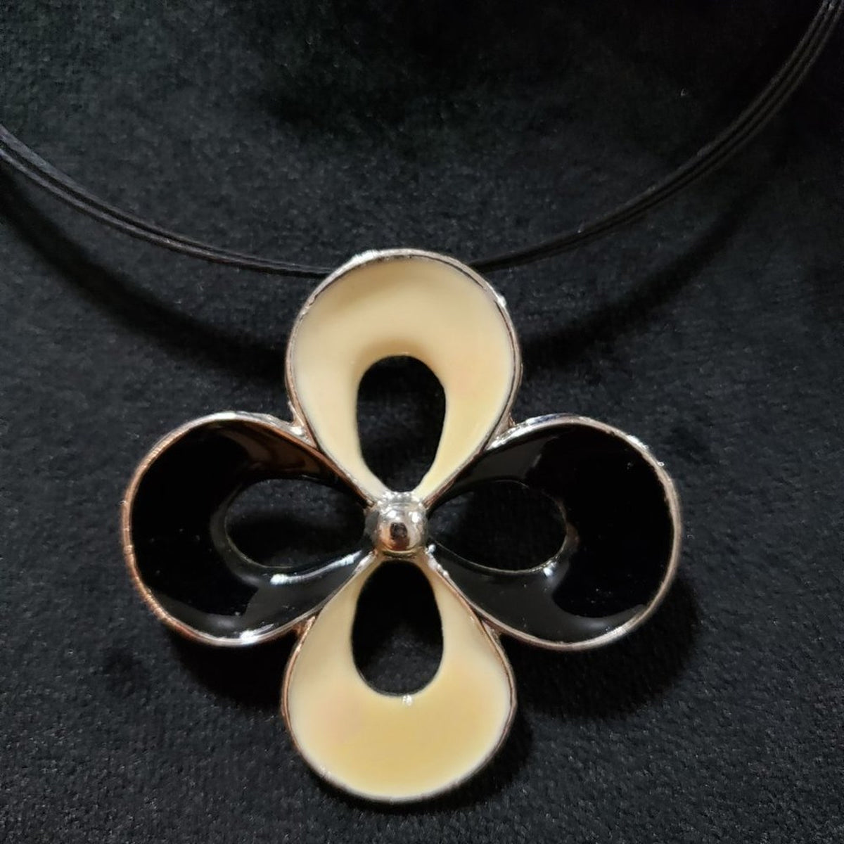 Womens Fashion Cream Enamel Flower Pendant Collar Necklace with Lobster Clasp