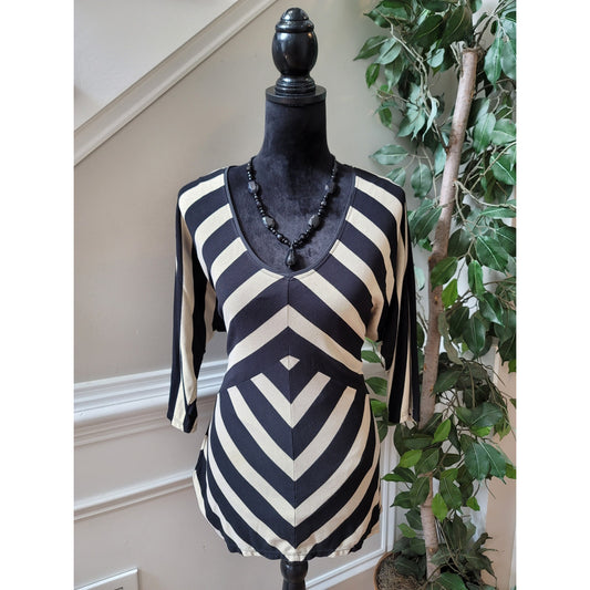 White House Black Market Top Women's Medium Black Beige Chevron V Neck 34 Sleeve