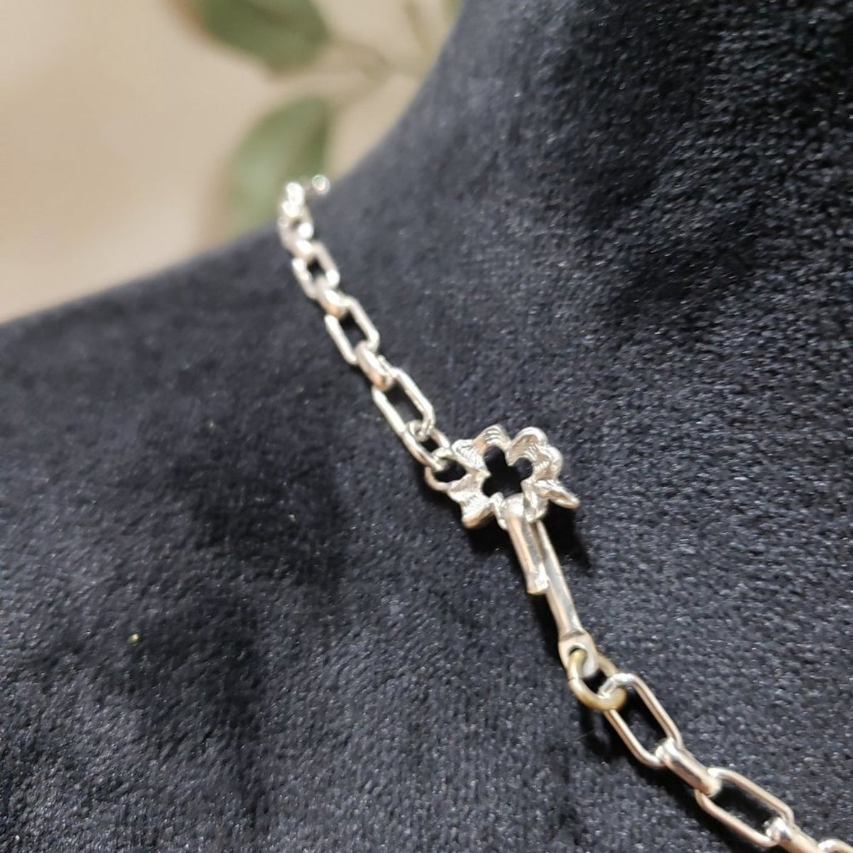 Vintage Womens Silver Tone Curved Textured Leaf Link Necklace with Hook & Loop