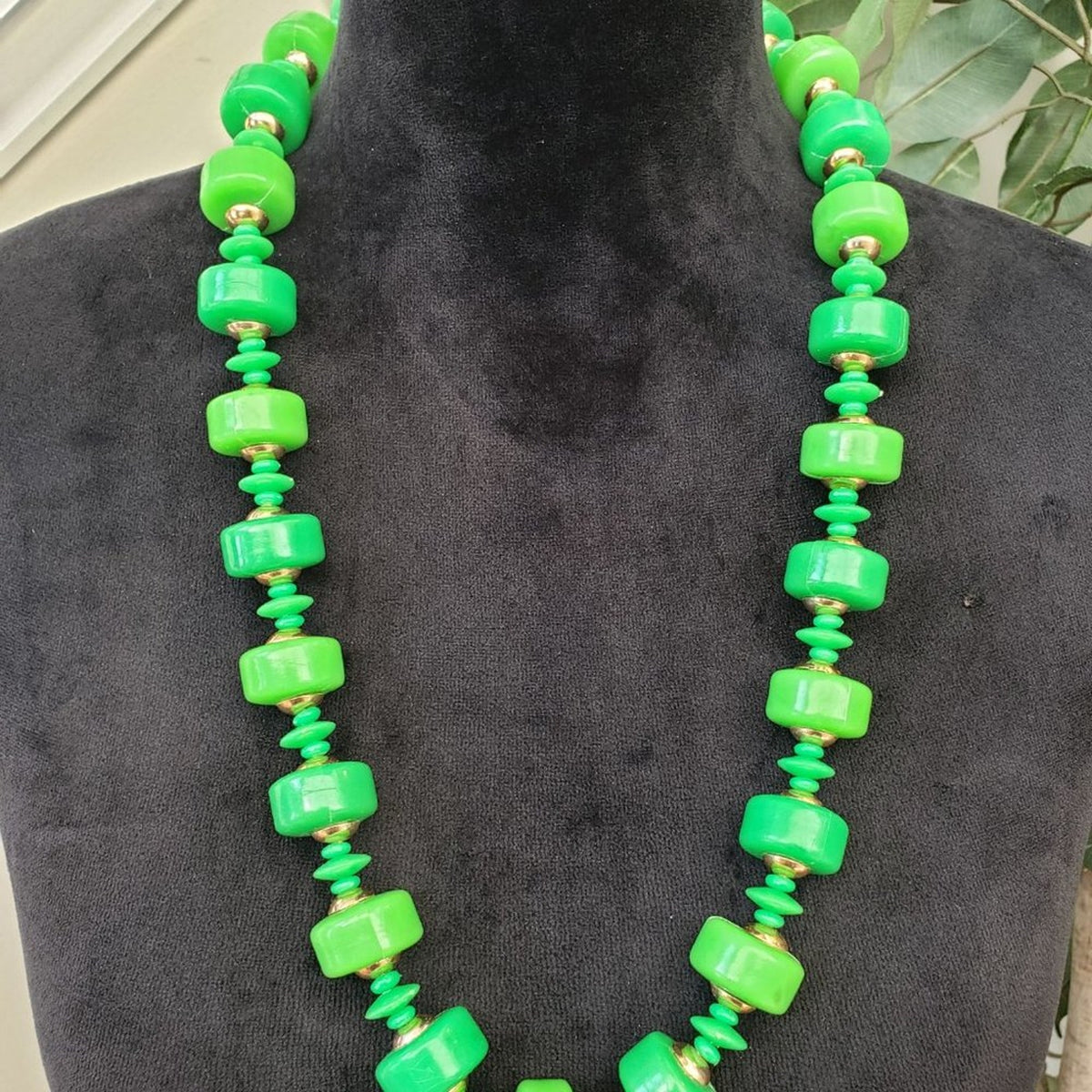 Women Fashion Green Large Beads Chunky Statement Necklace with Spring Ring Clasp