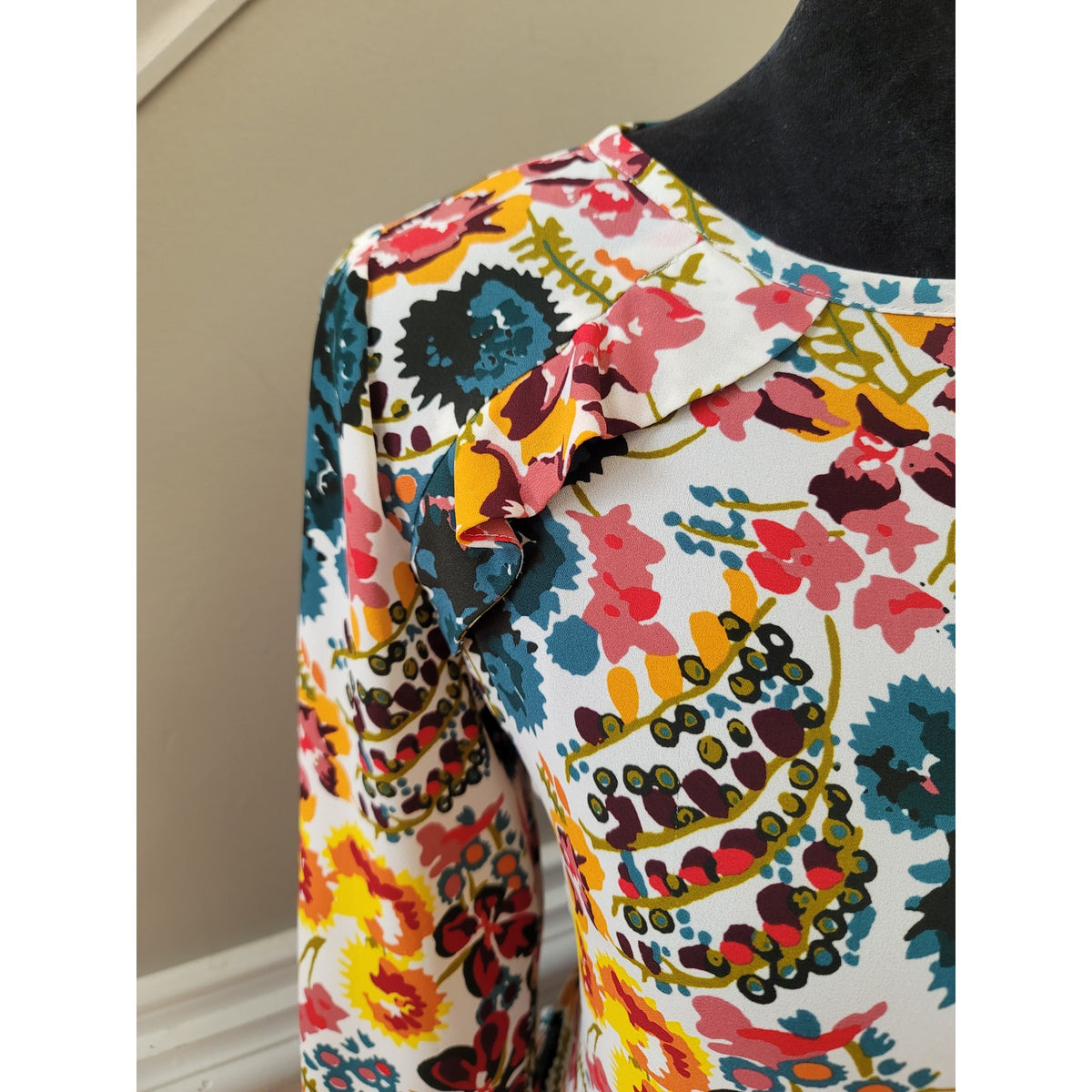 Loft Blouse SP Multi Floral Ruffle Detail Crew Curved Hem Long Sleeve Pullover