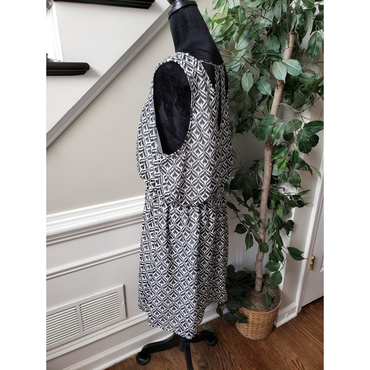 Love Cameron Knee Length Dress Womens Size 2X Black White Geometric Round Neck