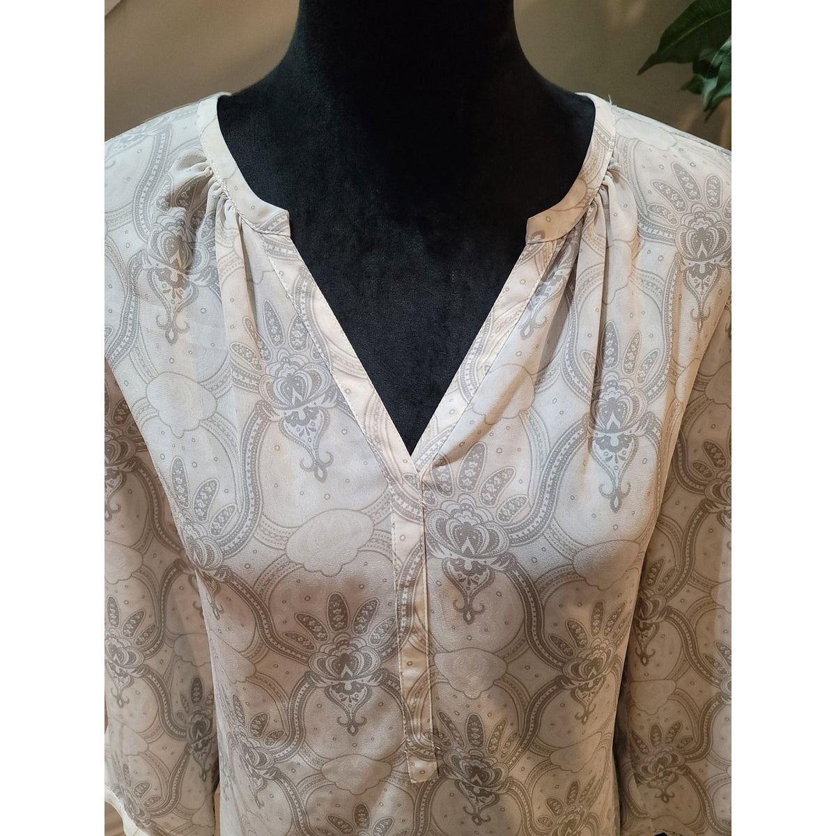 Kenar Pullover Blouse M Beige Gray Floral Split Neck Curved Hem Balloon Sleeve