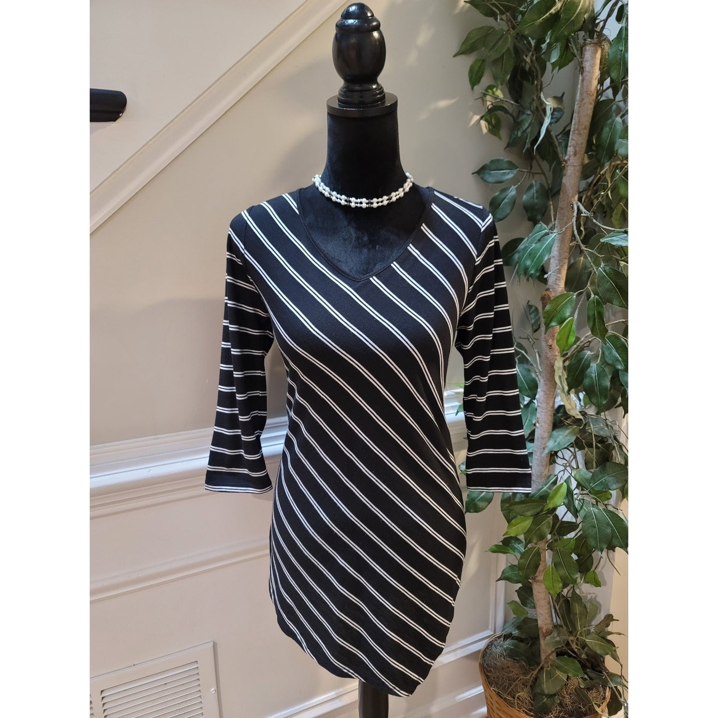 White House Black Market Top Women’s Size Small Black White Stripe 3/4 Sleeves