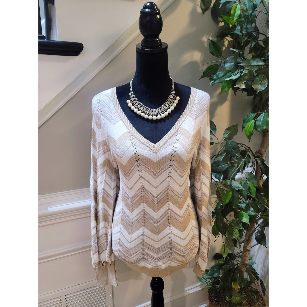 White House Black Market Chevron Sweater Women's Large Cream Zig Zag Ribbed Cuff