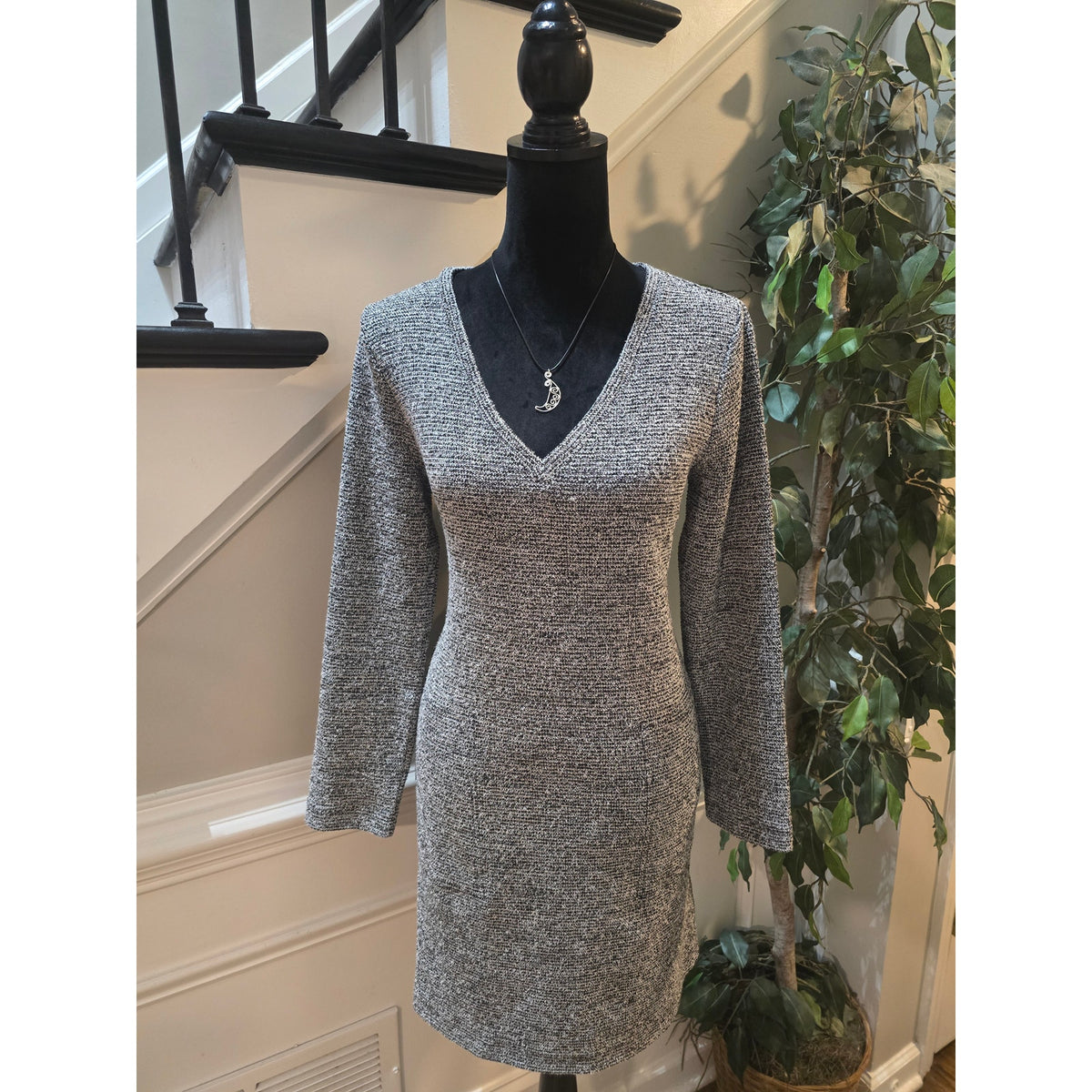 Lou & Grey Knit Dress Women's Size Medium Gray V-Neck Knit Long Sleeves