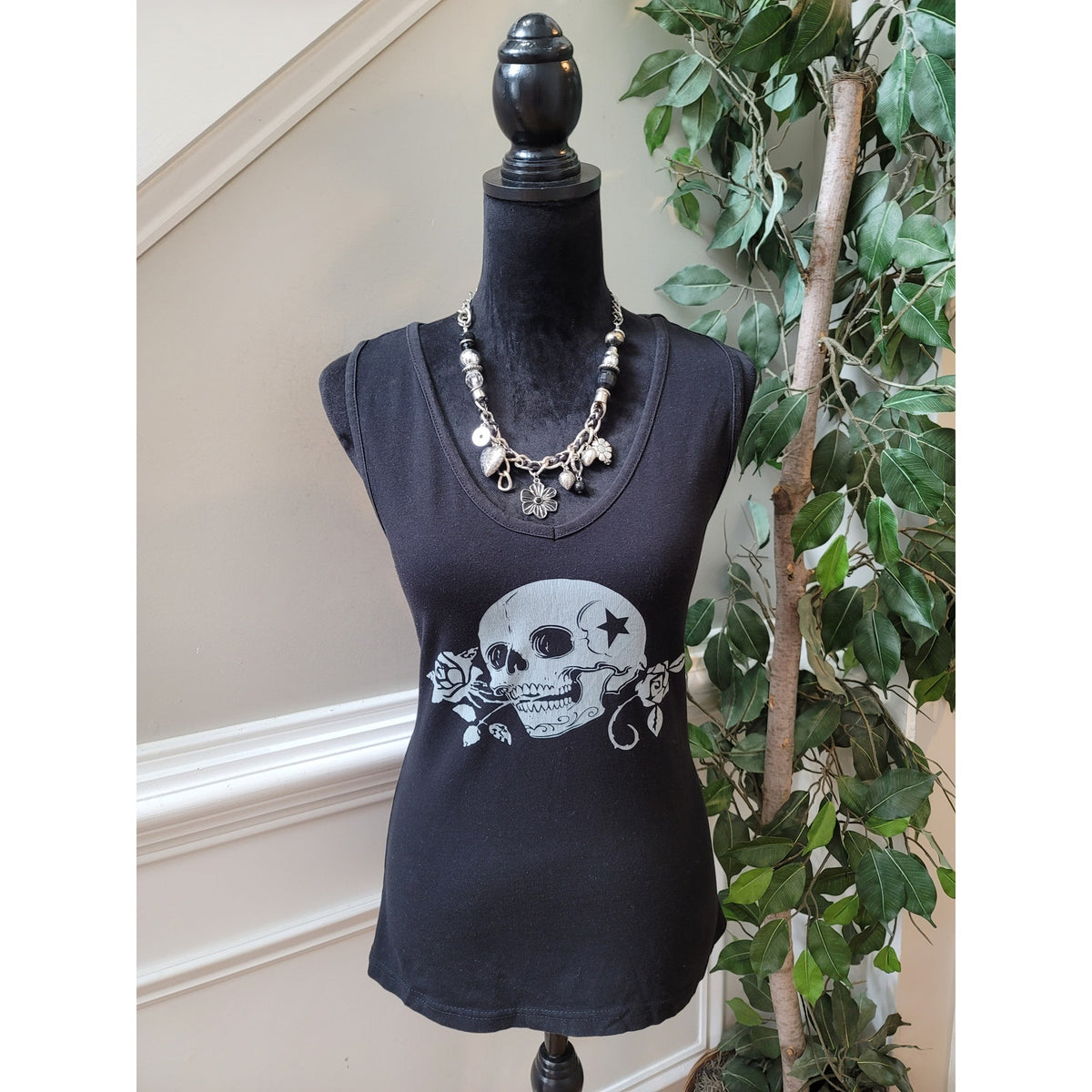 Venus Shirt Top Women's Size Medium Black Cotton Sleeveless Graphic Print