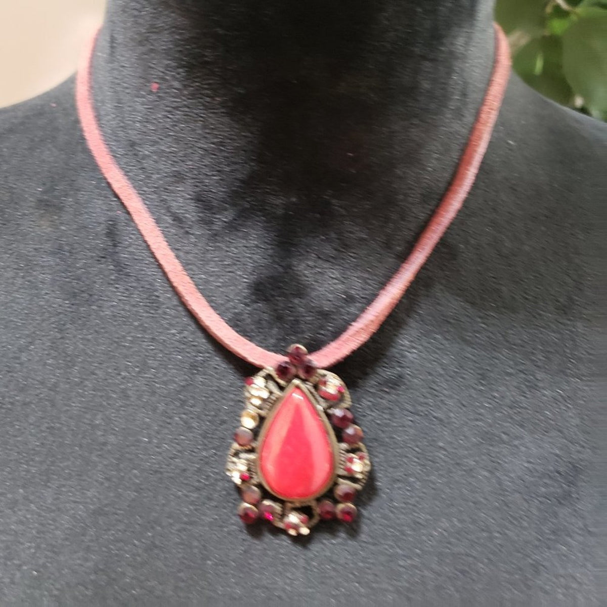 Women Fashion Faceted Rhinestones Big Gem Pendant Collar Necklace with Lobster