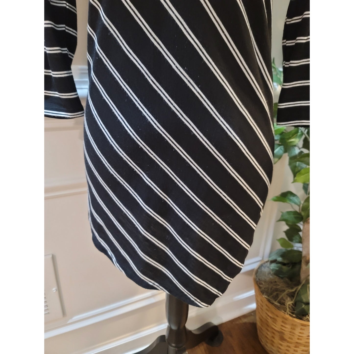 White House Black Market Top Women’s Size Small Black White Stripe 3/4 Sleeves