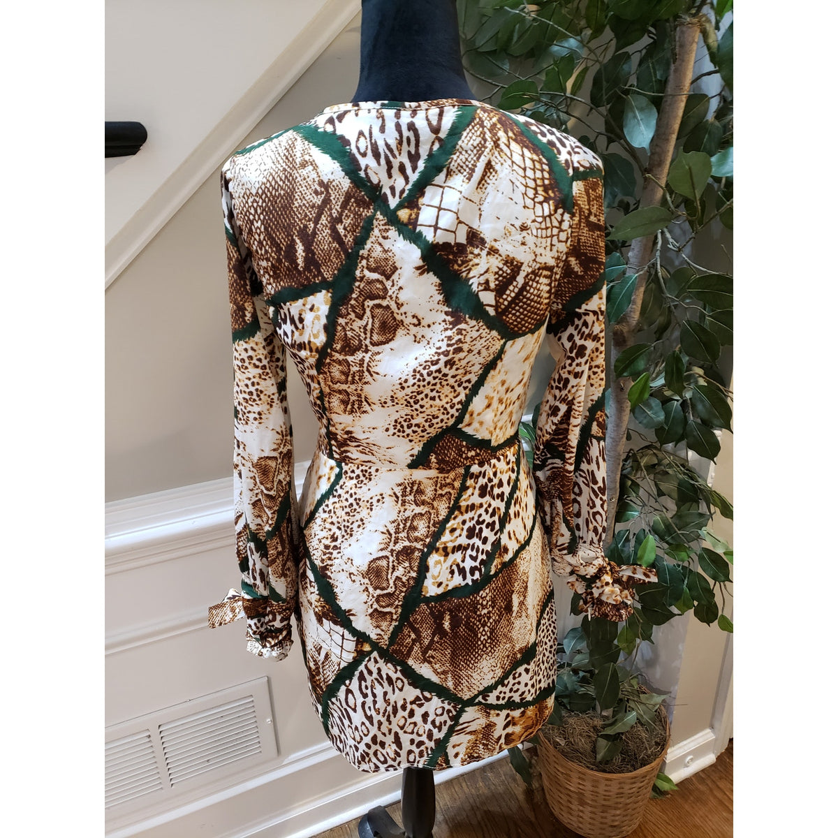 Boohoo Club Dress Women Size 4 Multi Snake Print Lined Long Sleeve Plunge V Neck