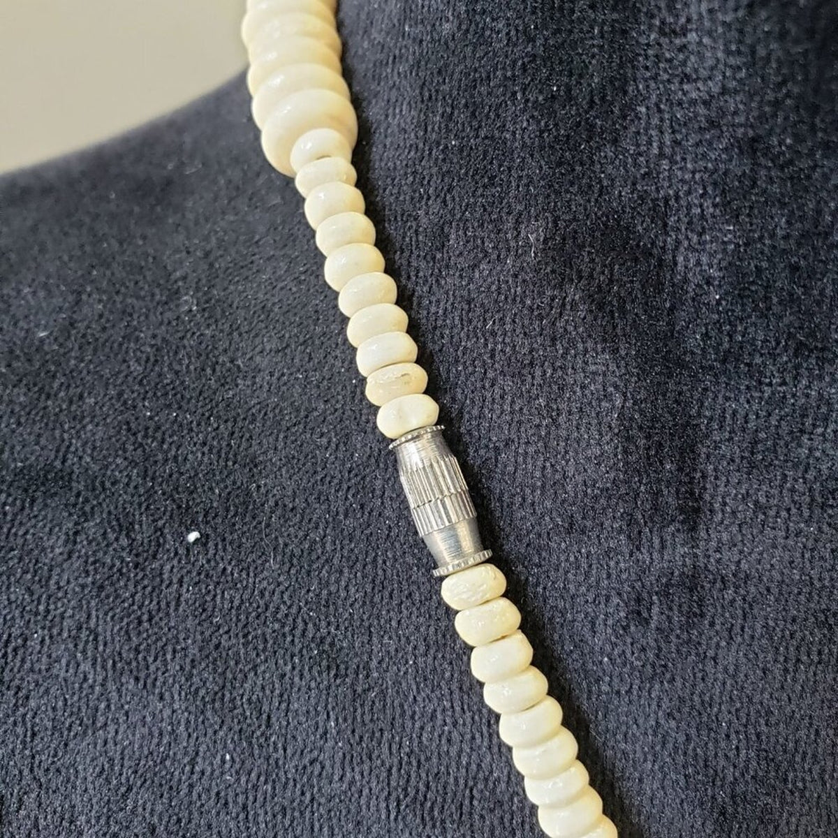 Women Fashion White Carved Bone Hairpipe Beads Collar Necklace with Barrel Clasp