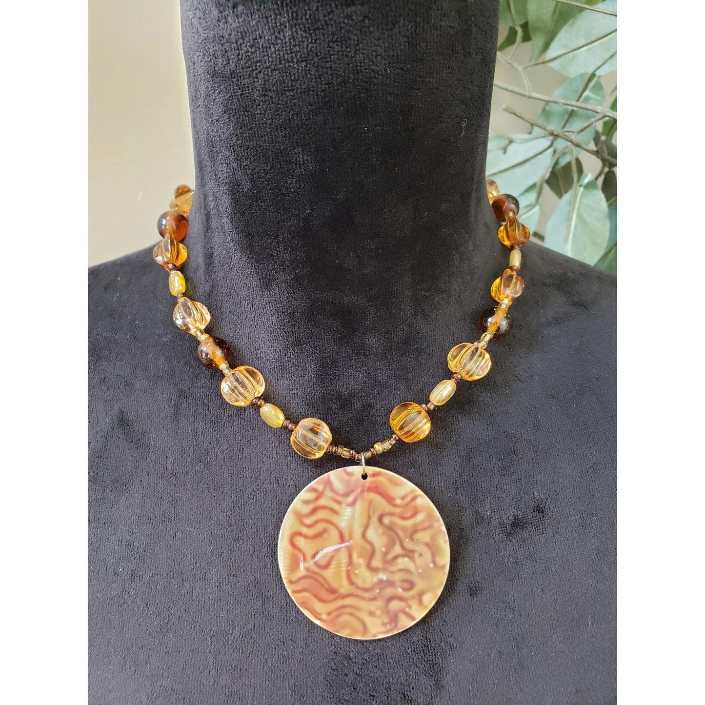 Women Amber Spacer Ball Beads Round Flat Shells Pendant Necklace with Lobster