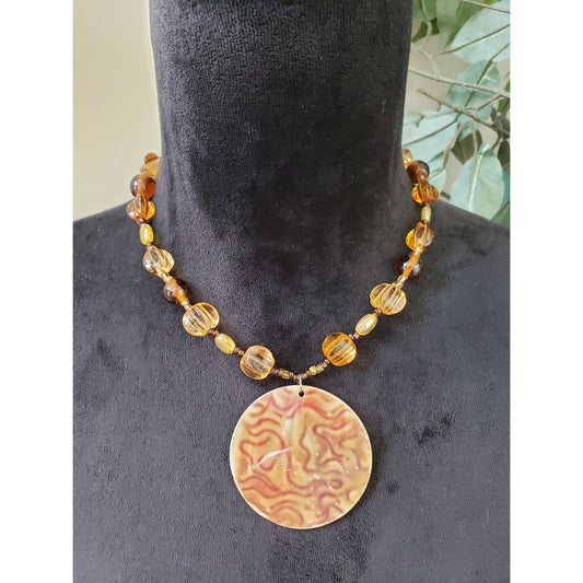Women Amber Spacer Ball Beads Round Flat Shells Pendant Necklace with Lobster