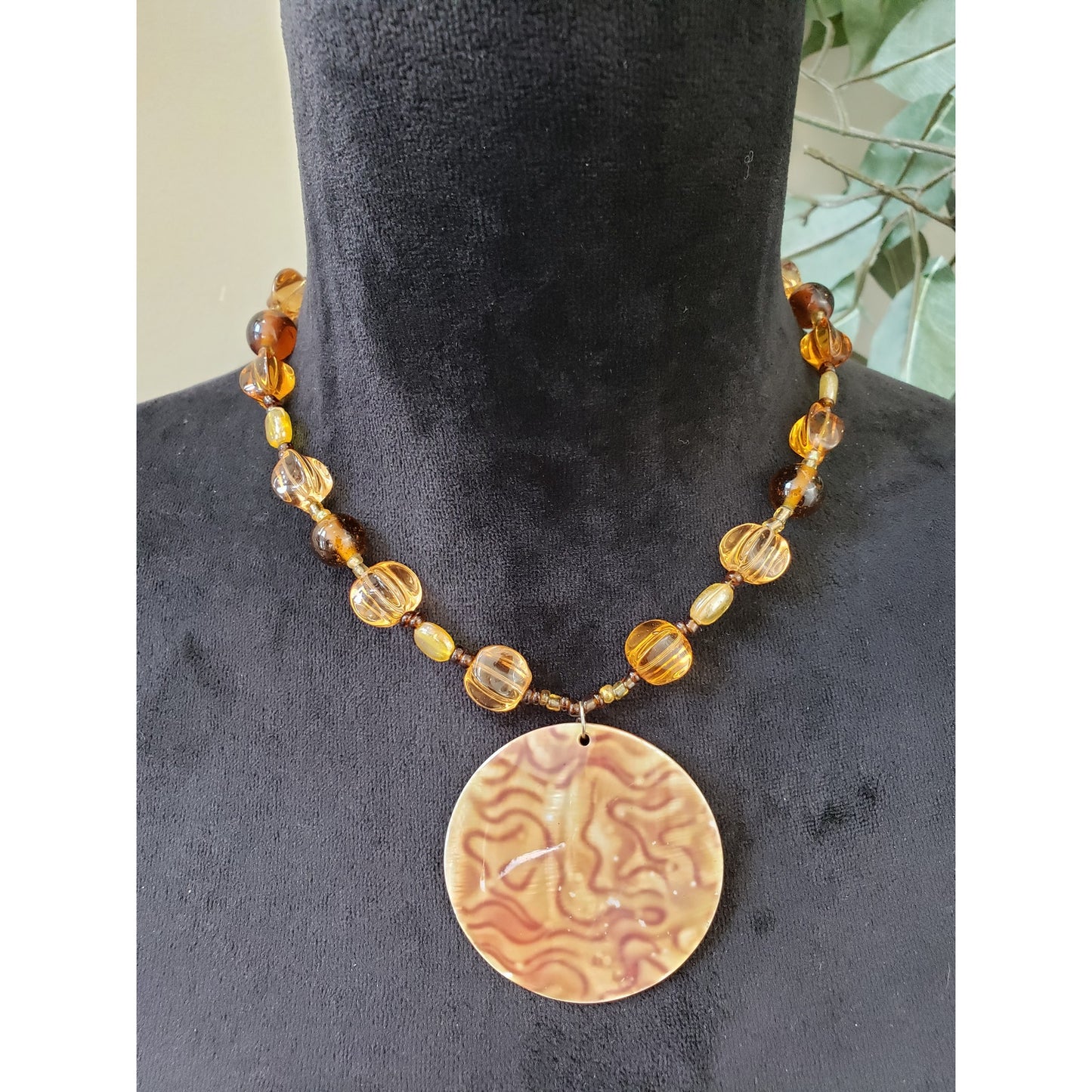 Women Amber Spacer Ball Beads Round Flat Shells Pendant Necklace with Lobster