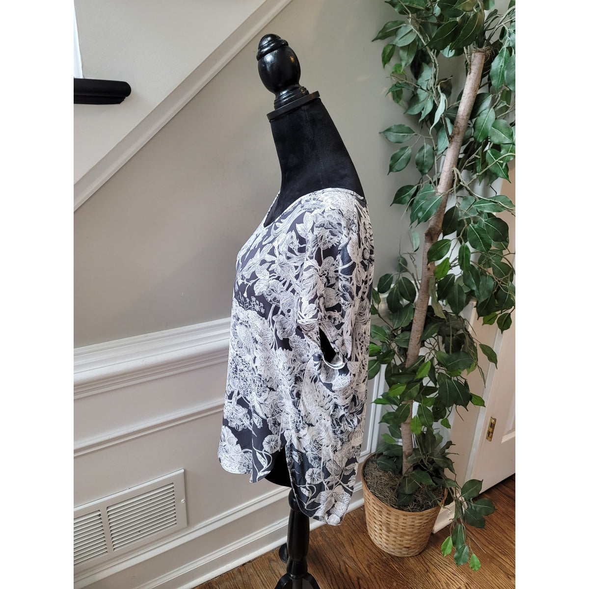 LOFT Blouse Women's Size Small Gray White Floral Print Short Sleeve Scoop Neck