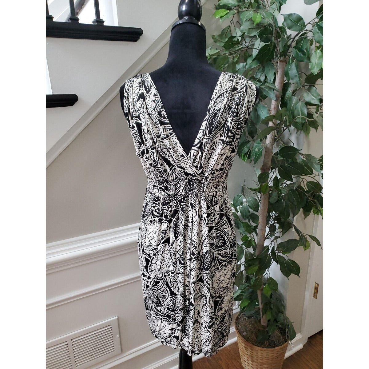 LOFT Women's Black & White Floral Rayon V-Neck Sleeveless Knee Length Dress MP