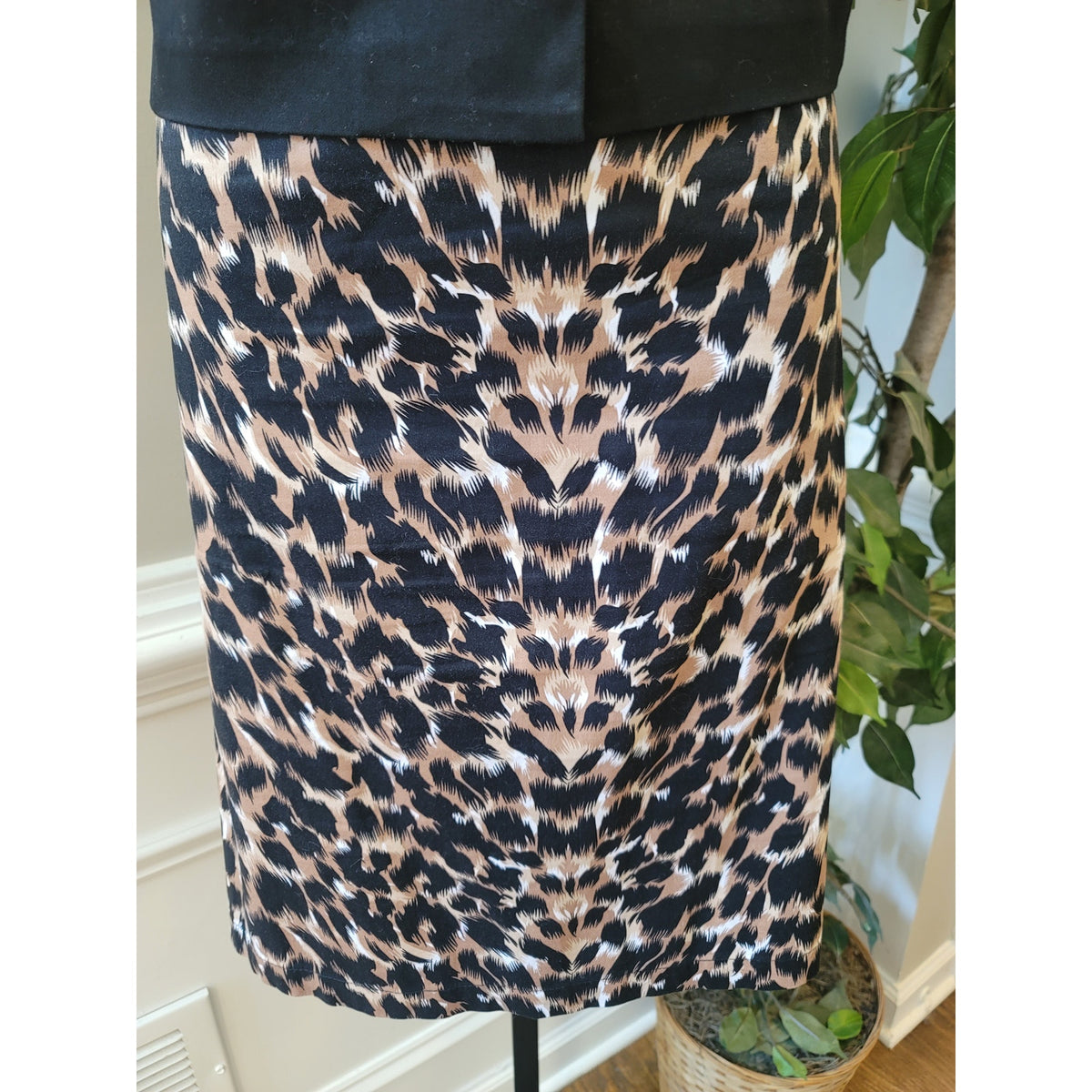Courtenay Skirt Suit Women's SZ 16 Black/Beige Animal Print Belted Short Sleeve