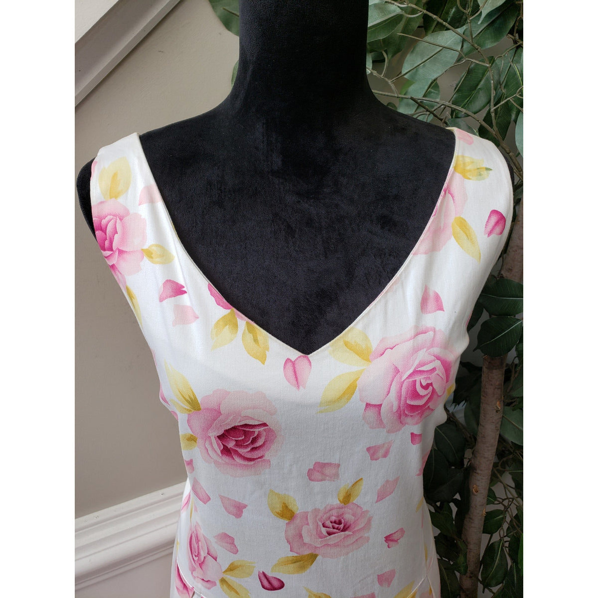 R&K Flared Dress Womens Size 18 White Floral Zip Back Pleated Skirt Heart Neck