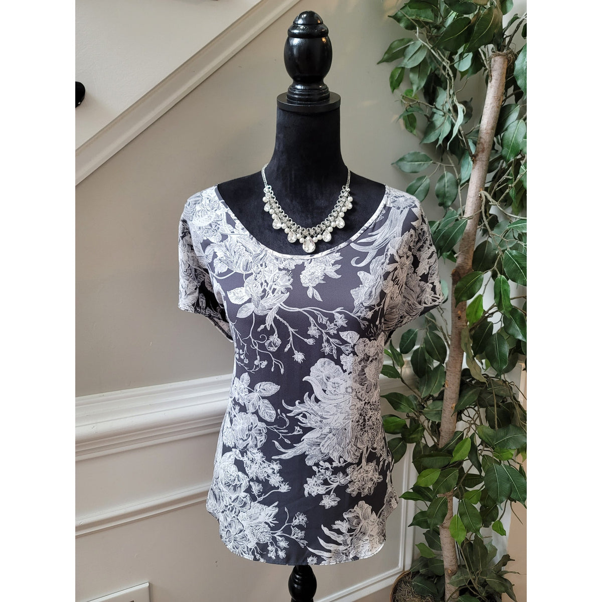 LOFT Blouse Women's Size Small Gray White Floral Print Short Sleeve Scoop Neck