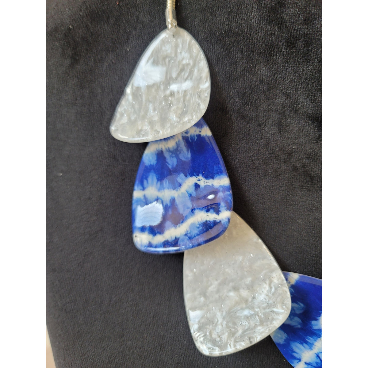 Women's Blue And White Resin Statement Necklace With Lobster Clasps Closure