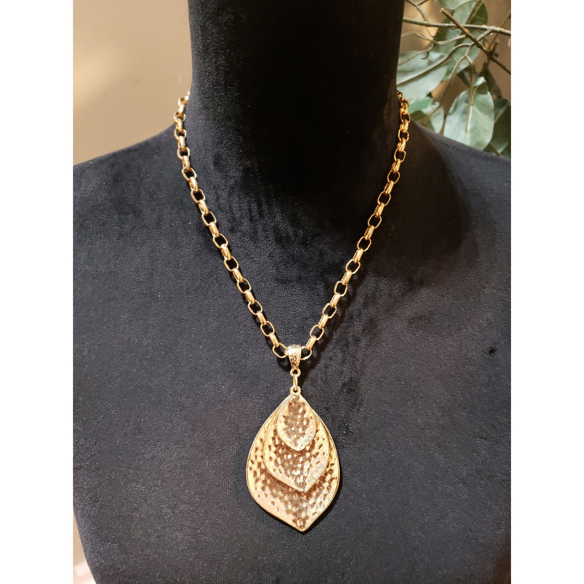 Womens Gold Tone Hammered Metal Assorted Petals Pendant Necklace with Lobster