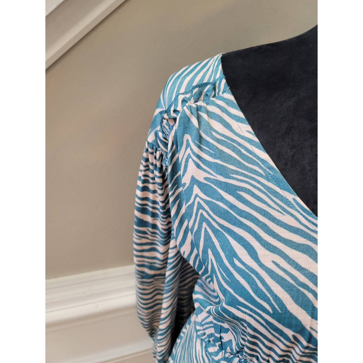 New Directions Blouse 2XL Teal Peach Zebra Ruffle Trim V-Neck Balloon Sleeve