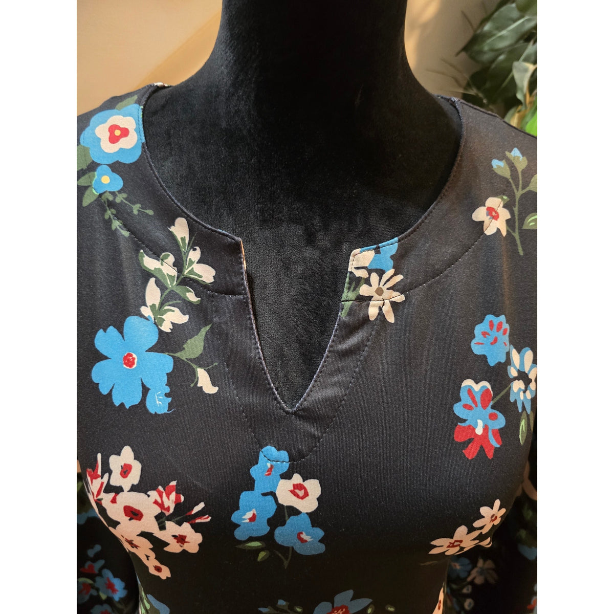 Floral Dress Women's Size 2XL Black Blue UPF 50 Long Sleeves V Neck With Pockets