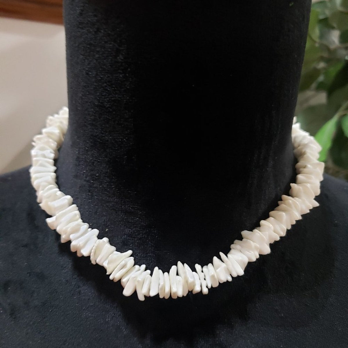 Vintage White Seashell Surfer Strand Chunk Chips Choker Barrel Close Necklace
