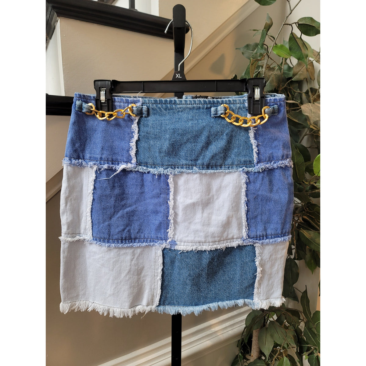 Boohoo Mini Skirt Women's Size 6 Blue/White Patchwork Frayed Chain Back Zipper