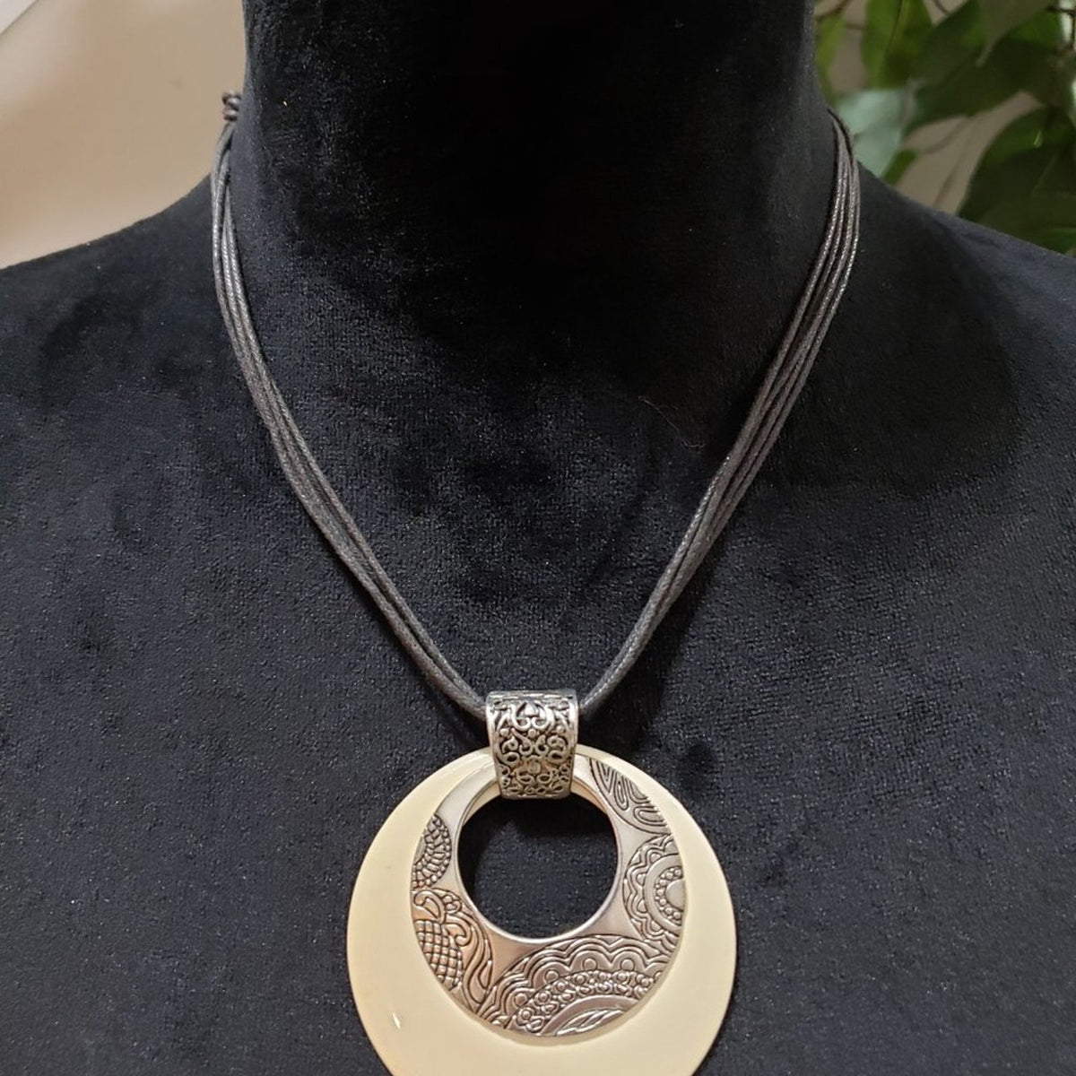 Women Fashion Big Carved Round Pendant Collar Necklace with Lobster Clasp