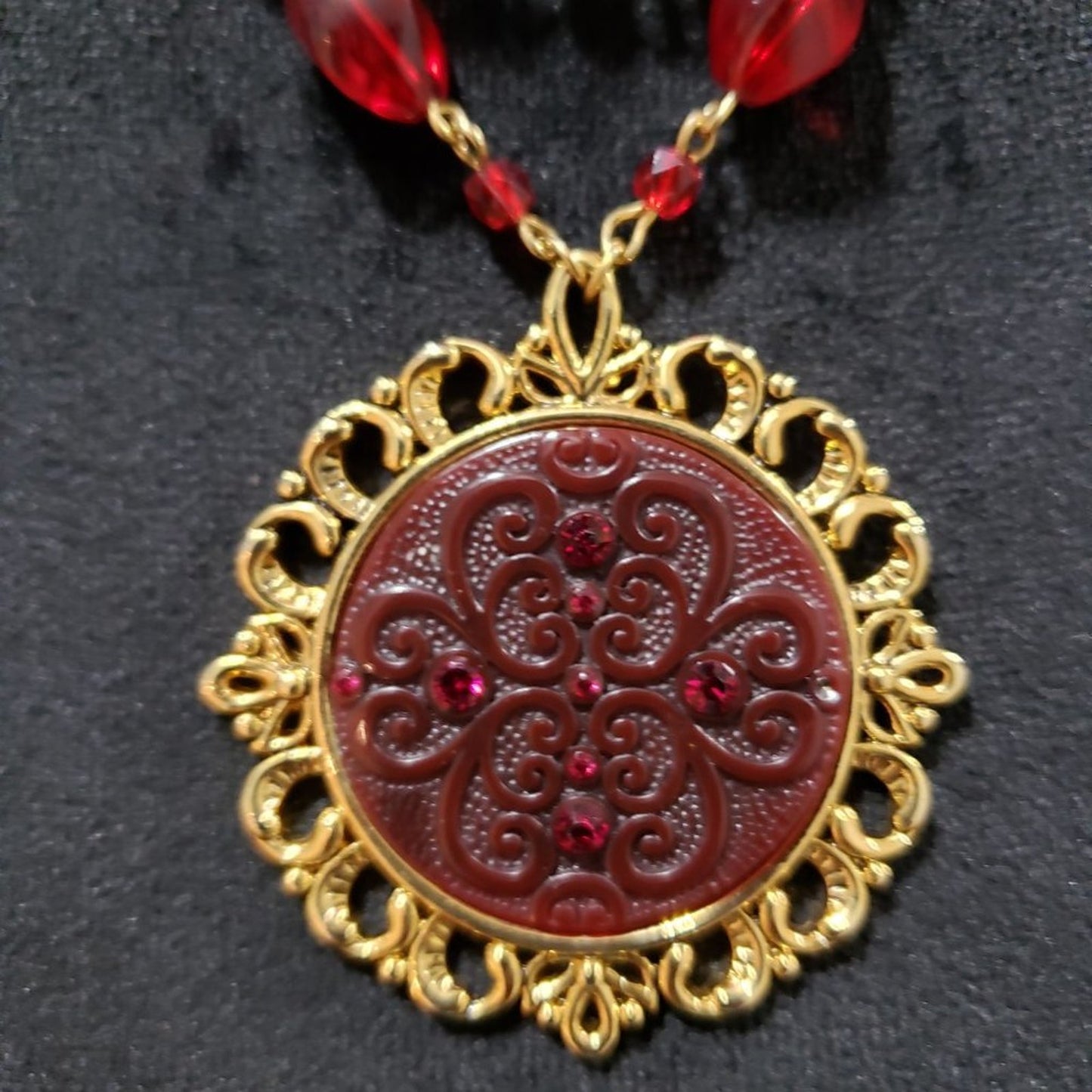 Women Fashion Red Beads & Round Thewa Pendant Collar Necklace with Lobster Clasp