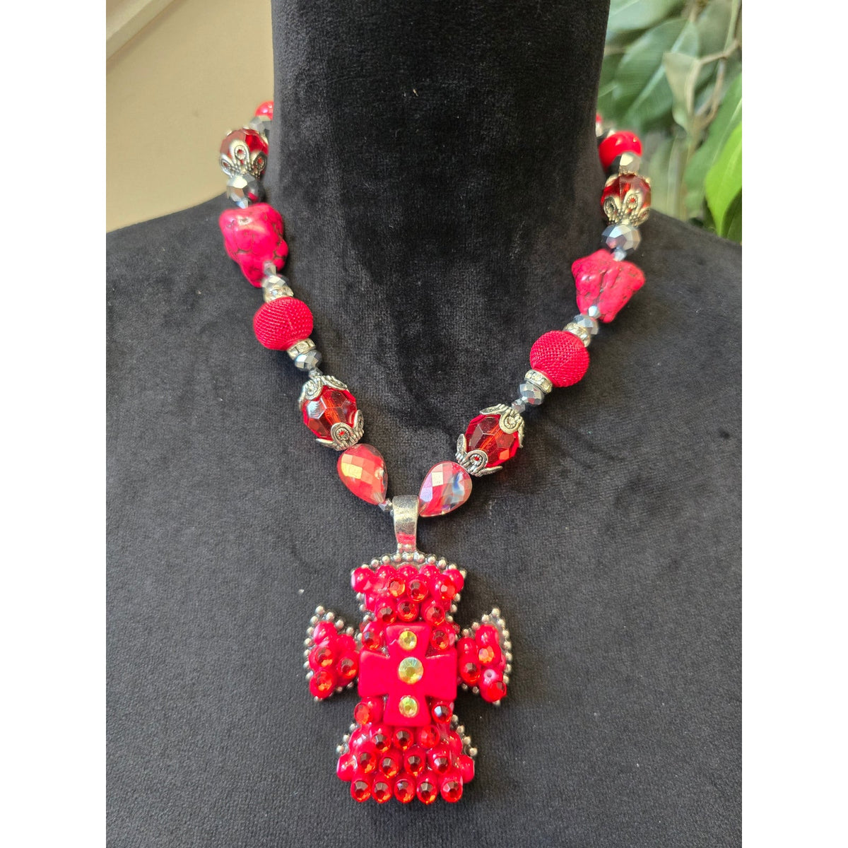 Fashion Jewelry Red Pink Faceted Crystal Beads Ornate Cross Pendant Necklace