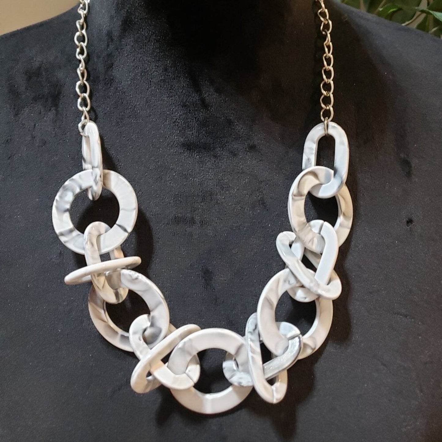 Women Fashion White Acrylic Chunky Cuban Link Chain Necklace with Lobster Clasp