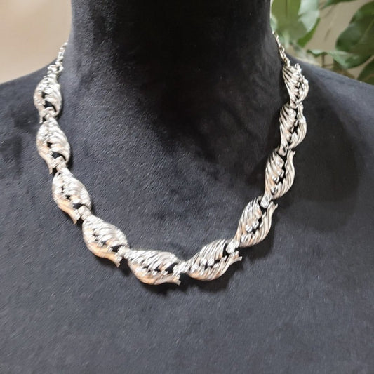 Vintage Womens Silver Tone Curved Textured Leaf Link Necklace with Hook & Loop