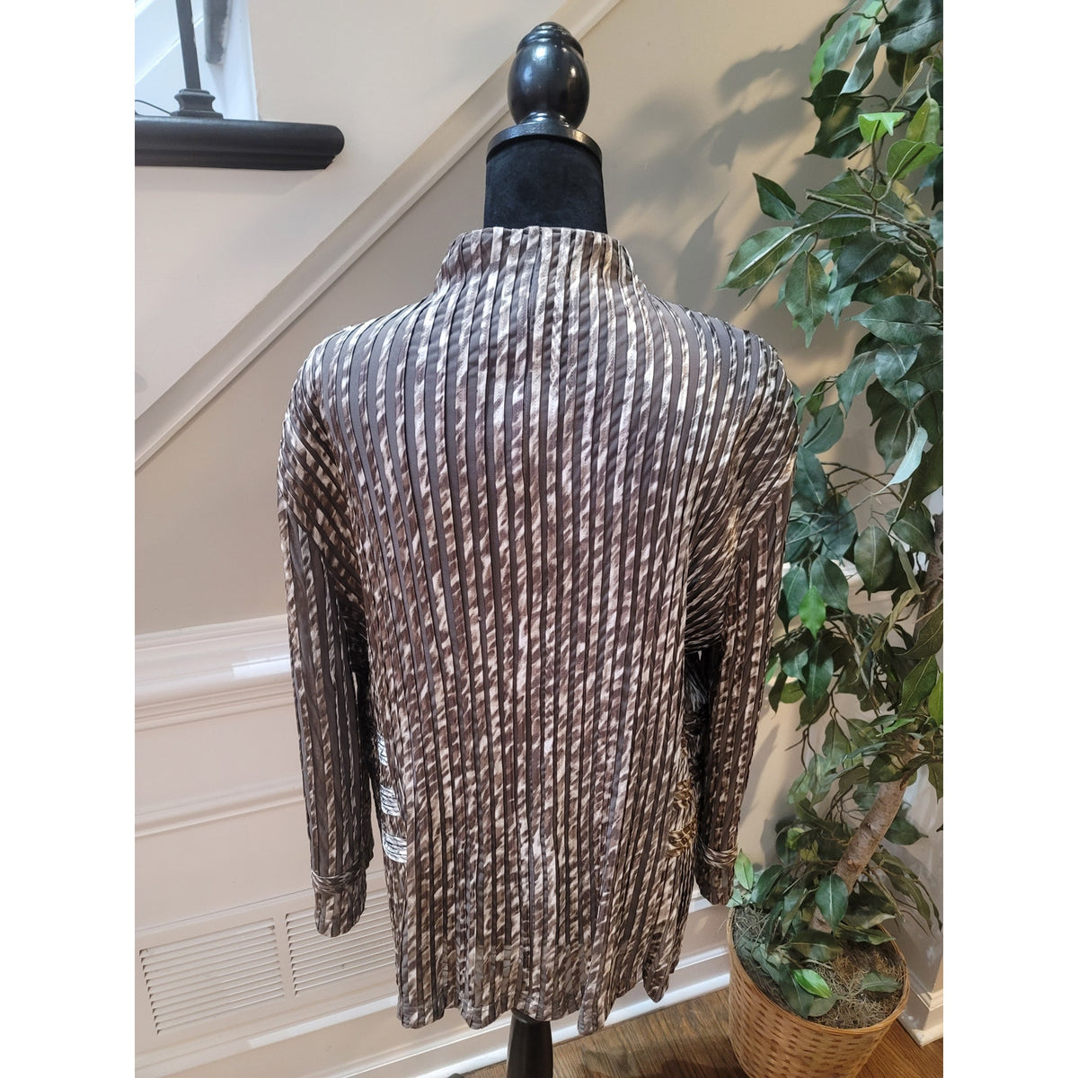Chico's Jacket Womens SZ 3 Silver/Brown Striped Pleated Front Zipper long Sleeve