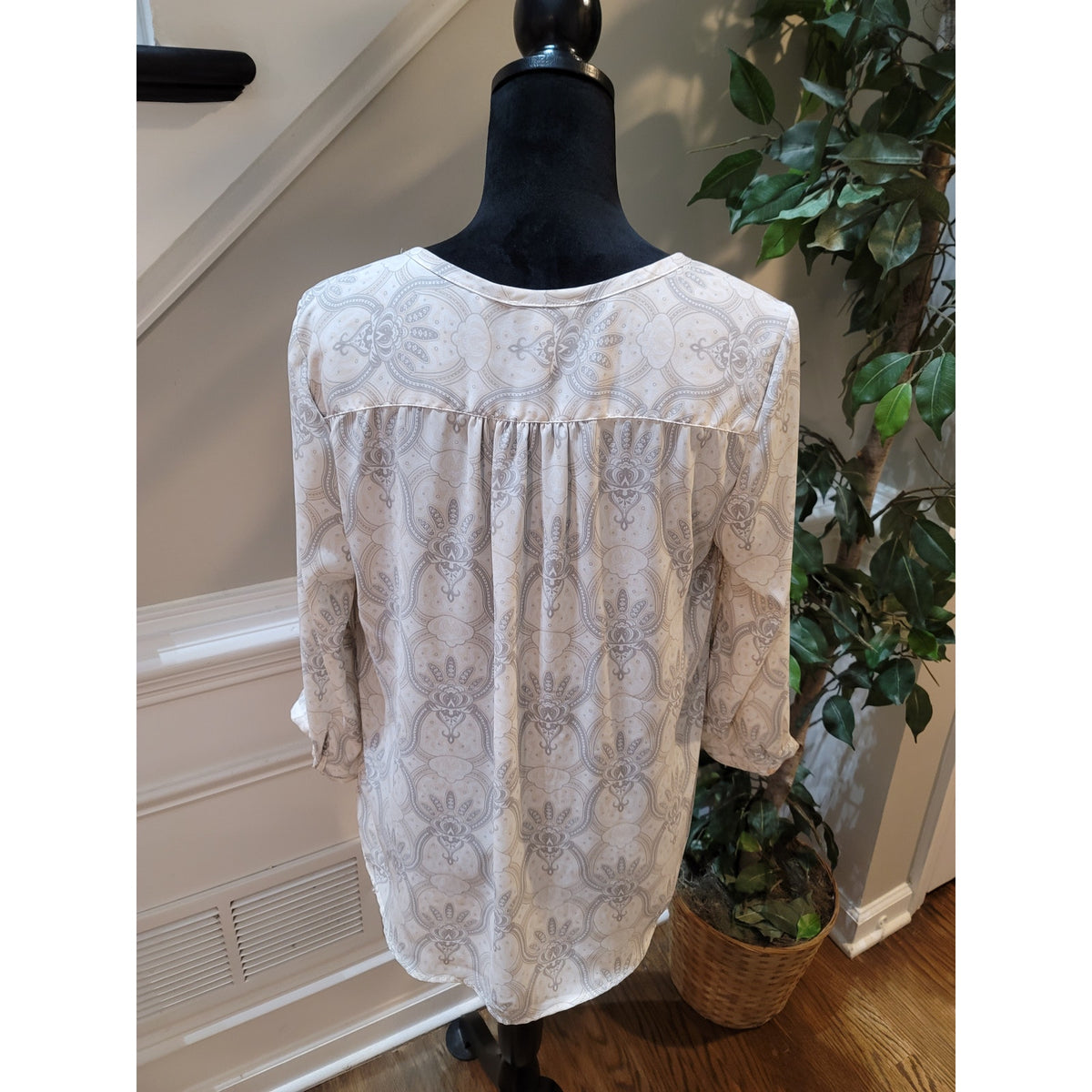 Kenar Pullover Blouse M Beige Gray Floral Split Neck Curved Hem Balloon Sleeve