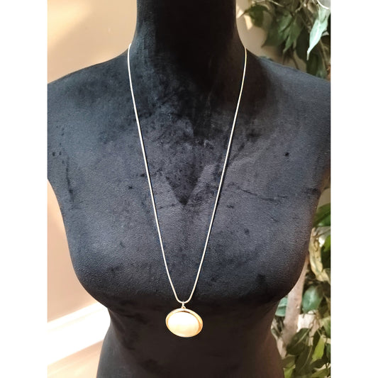 Women's Mother of Pearl Pendant Necklace Gold Tone Chain Lobster Clasp Jewelry
